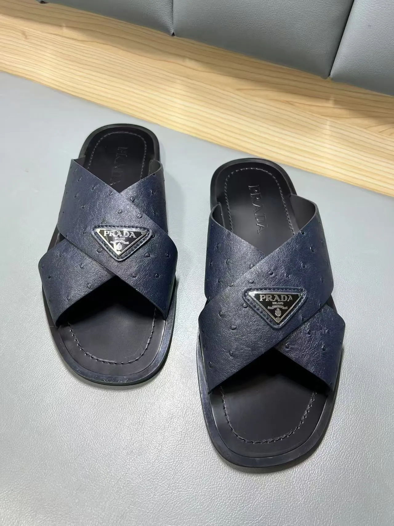 340💰PRADA Prada’s latest slippers are synchronized with the official website. This slipper is made of the brand’s unique and iconic Saffiano leather. The brand logo jumps out from the double straps, and the brand style is clearly visible. Cowhide gives men elegant charm and functional design, making it an ideal choice for vacation and leisure. Size:38-45